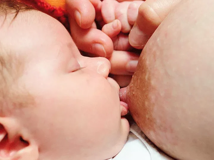 mujer amamantando con pezoneras