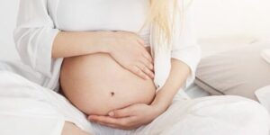 mujer embarazada cuidandose