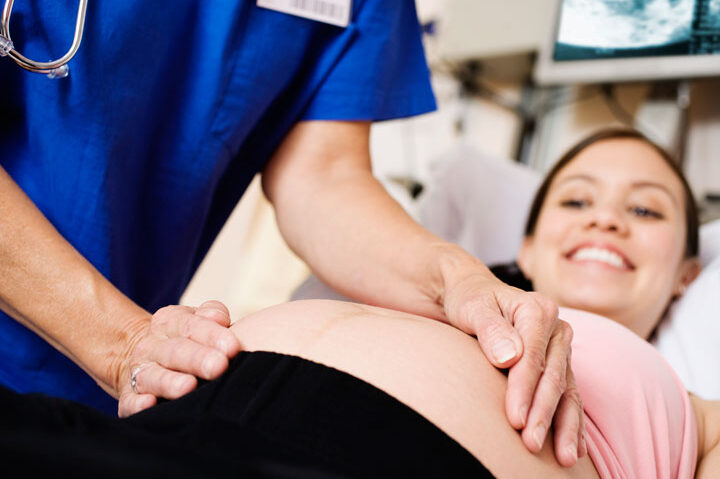 mujer embarazada en consulta medica