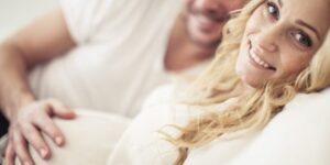 mujer embarazada feliz y saludable