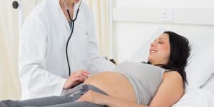 mujer embarazada y medico