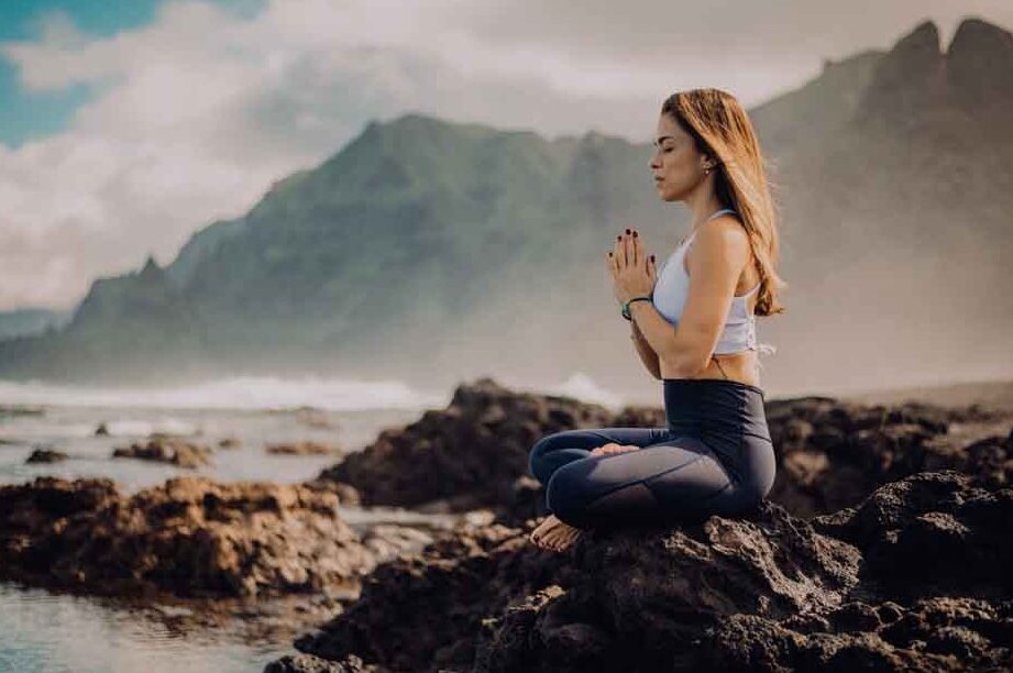 mujer meditando para mejorar fertilidad