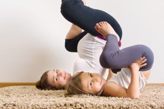 mujer practicando mindfulness con su hijo