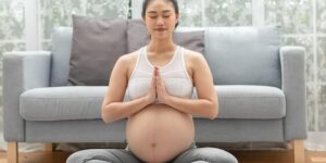 mujer tranquila y feliz maternidad