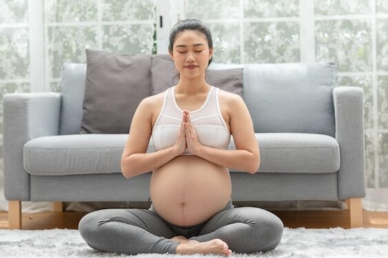 mujer tranquila y feliz maternidad