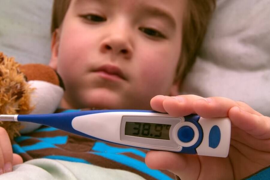 nino con fiebre alta
