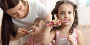 ninos con cepillos de dientes