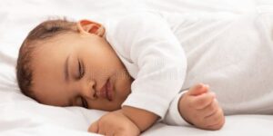 ninos durmiendo tranquilamente en la cama