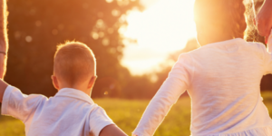 ninos protegidos en verano
