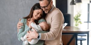 padres portando a un bebe