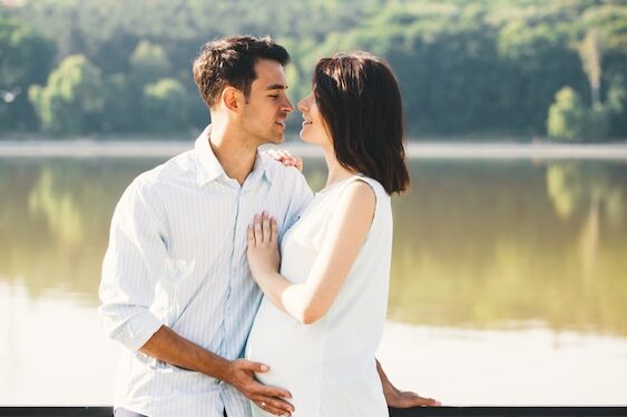 pareja feliz esperando un bebe