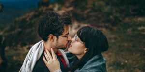 parejas fortaleciendo su vinculo amoroso