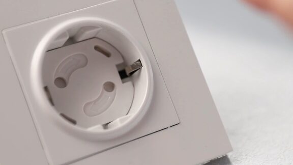 protectores de enchufes y cables