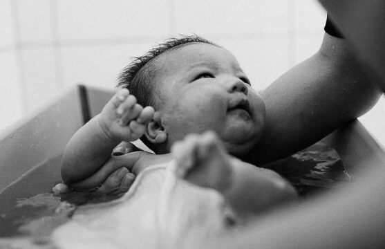 sostener al bebe en el bano
