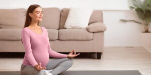 mujer embarazada relajada y tranquila
