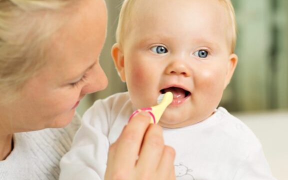 bebe cepillandose los dientes