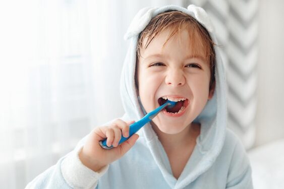 ninos cepillandose los dientes felices