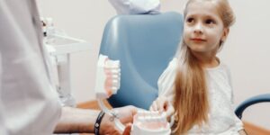 ninos controlando placa dental sonriendo