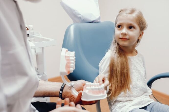 ninos controlando placa dental sonriendo