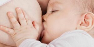 madre amamantando a su bebe