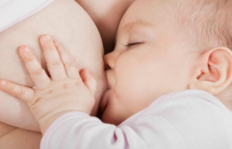 madre amamantando a su bebe