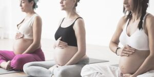 mujer embarazada practicando yoga prenatal